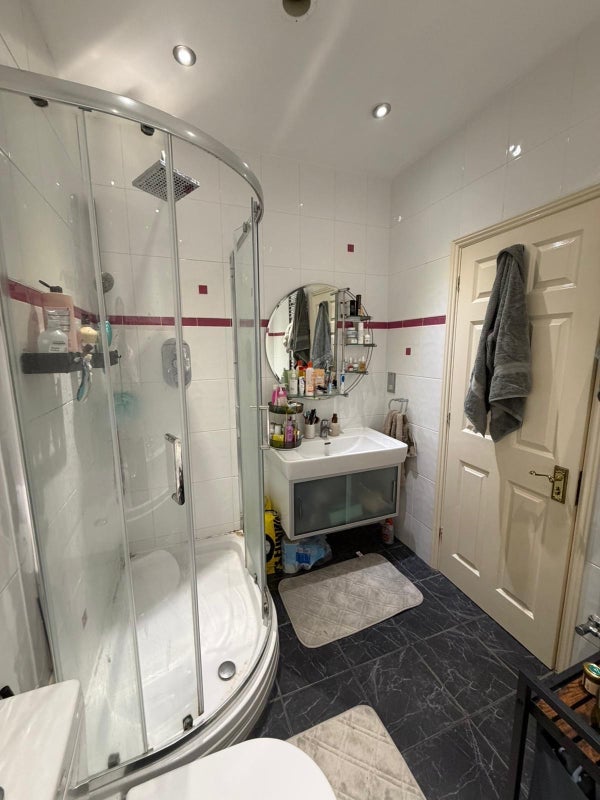 Room Narrow Street in Greater London