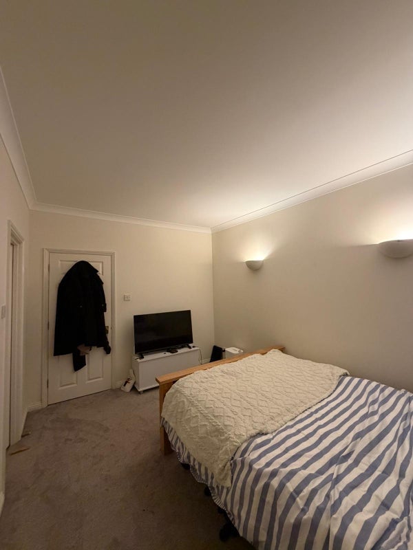 Room Narrow Street in Greater London