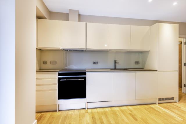 Flat Hampton Court Way in Walton on Thames