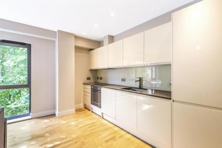 Flat Hampton Court Way in Walton on Thames