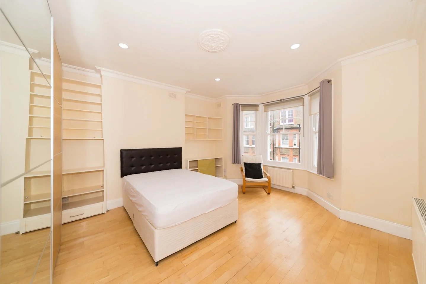 Flat Cato Road in Greater London