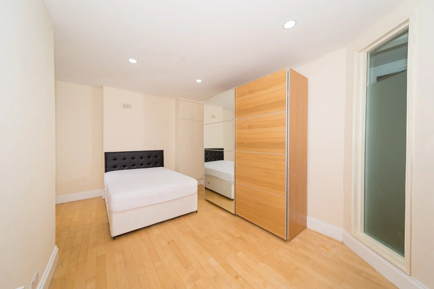 Flat Cato Road in Greater London