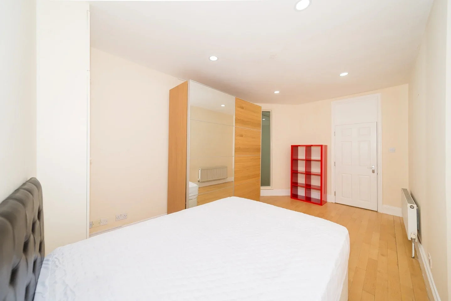 Flat Cato Road in Greater London