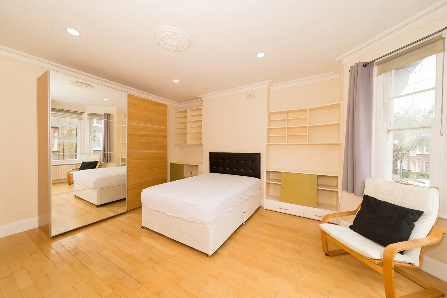 Flat Cato Road in Greater London