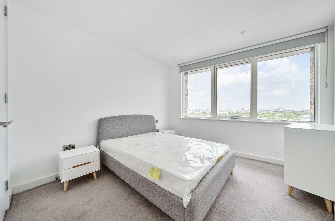 Flat Surrey Quays Road in Greater London