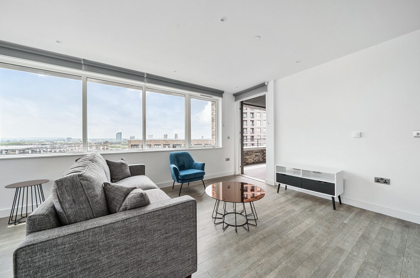 Flat Surrey Quays Road in Greater London