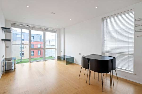 Flat Kingsland Road in Greater London