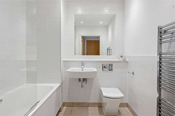 Flat Kingsland Road in Greater London
