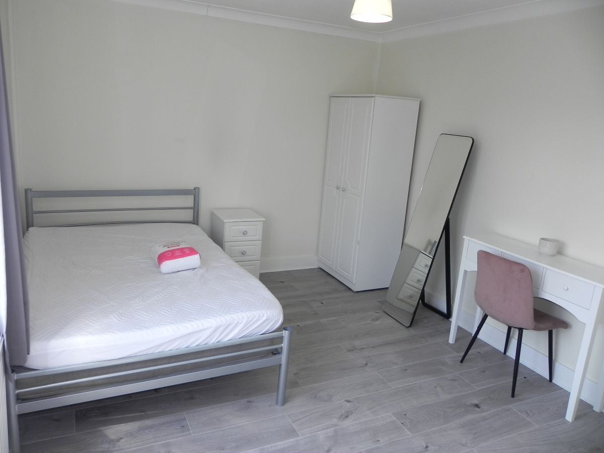 Room Rupert Road in Guildford