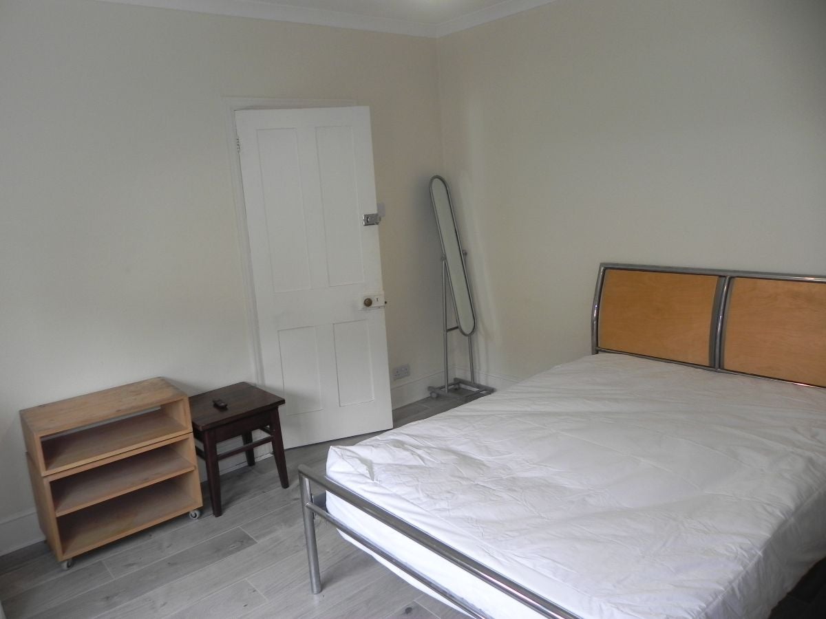 Room Rupert Road in Guildford