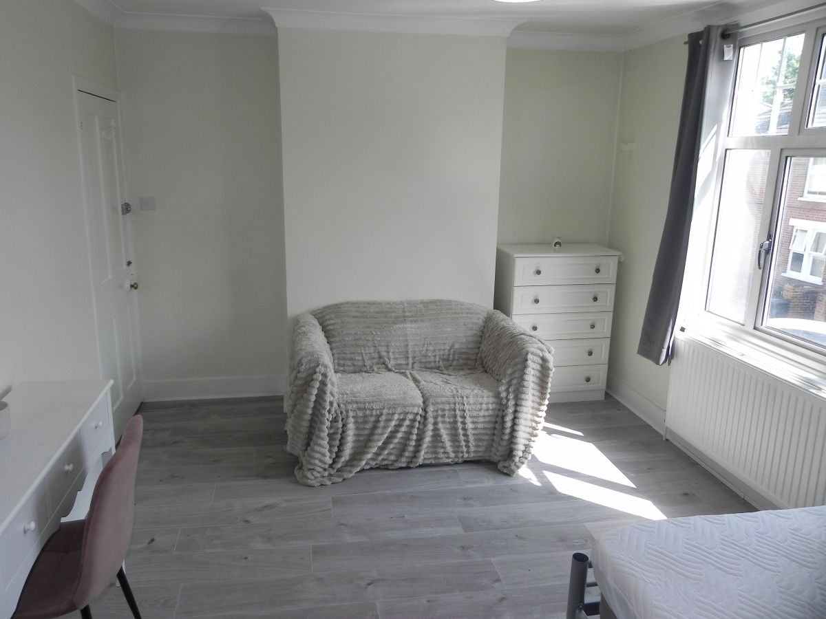 Room Rupert Road in Guildford