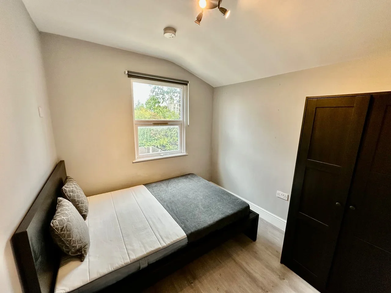 Flat Felix Road in Greater London
