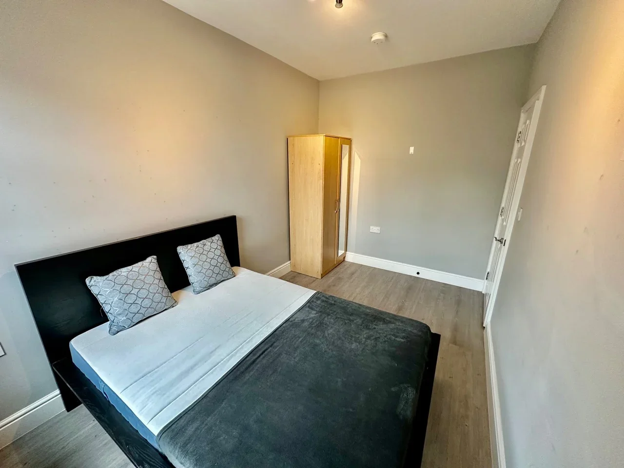 Flat Felix Road in Greater London