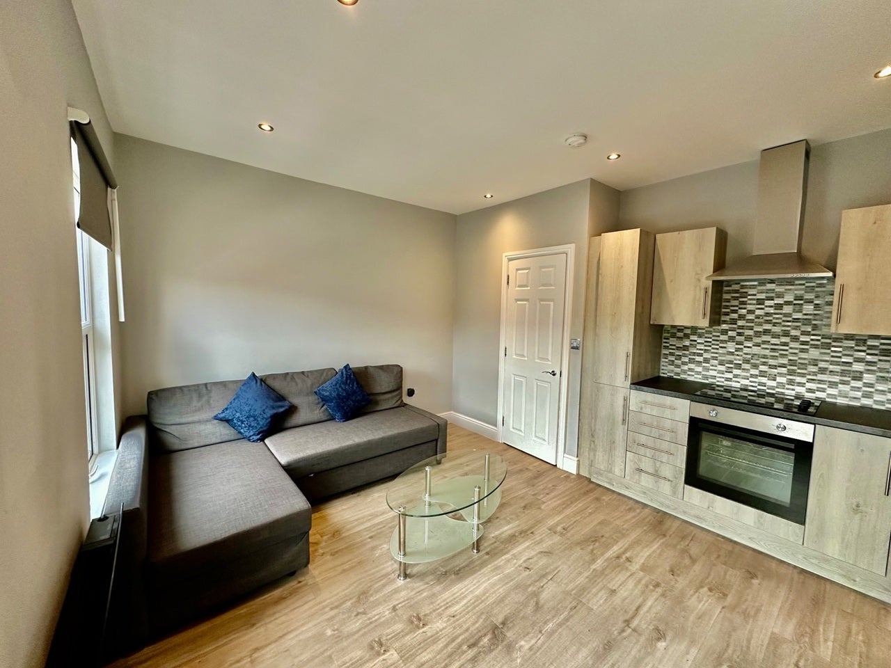 Flat Felix Road in Greater London