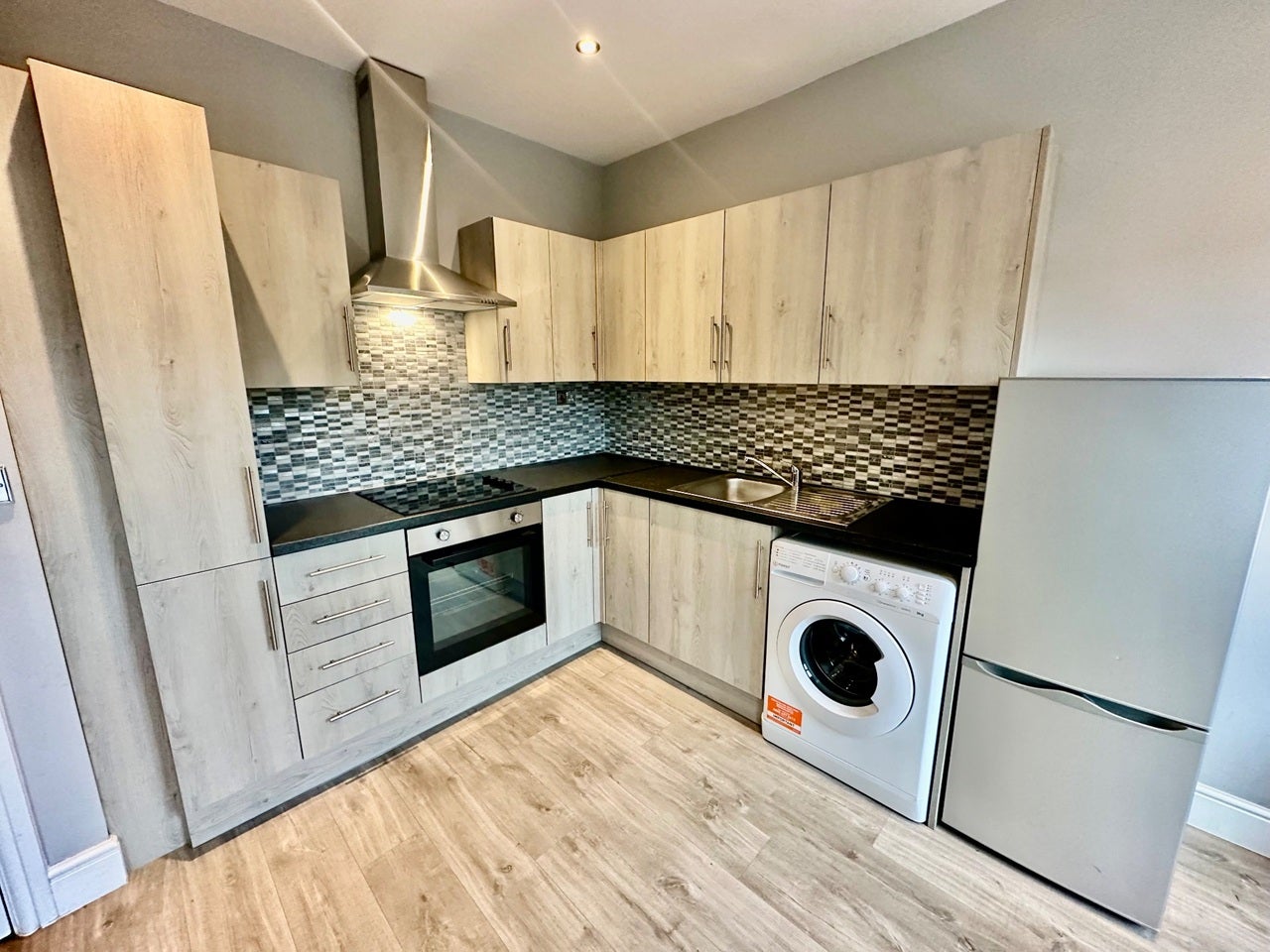 Flat Felix Road in Greater London
