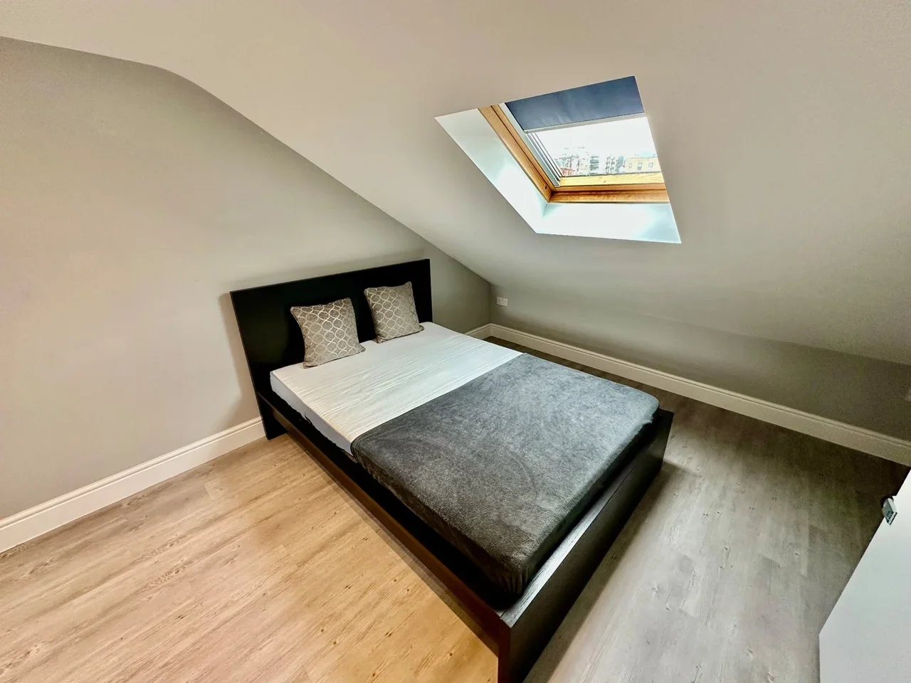 Flat Felix Road in Greater London