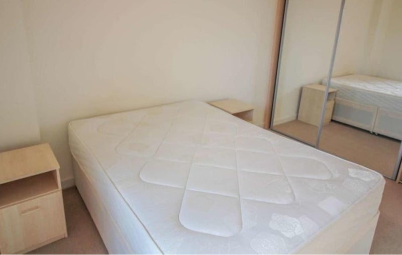 Room Crowder Street in Greater London