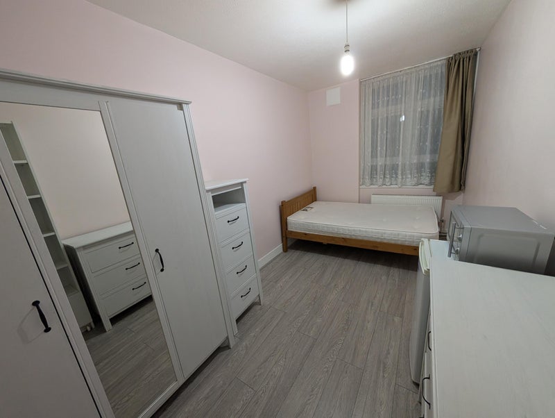 Room Cazenove Road in Greater London