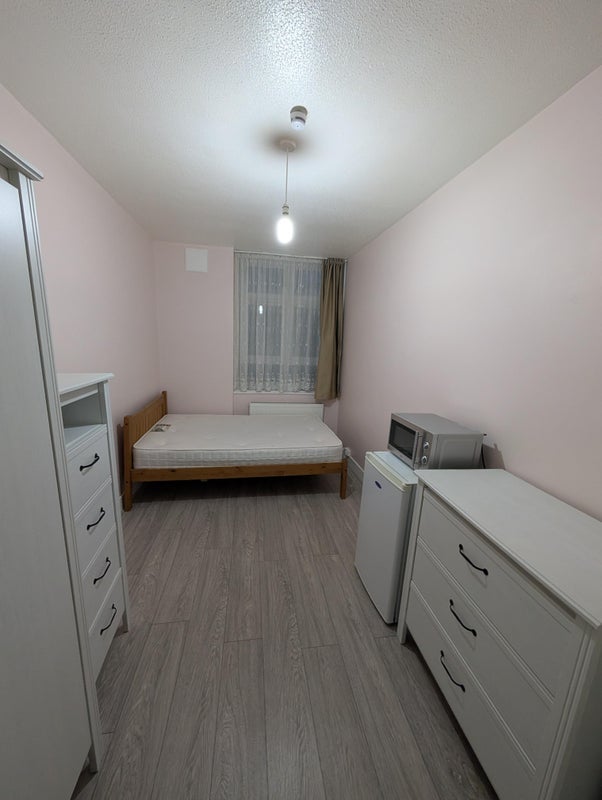 Room Cazenove Road in Greater London