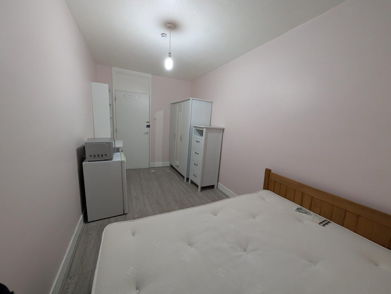 Room Cazenove Road in Greater London