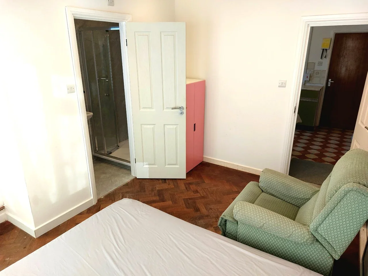 Room Highwood Drive in Greater London