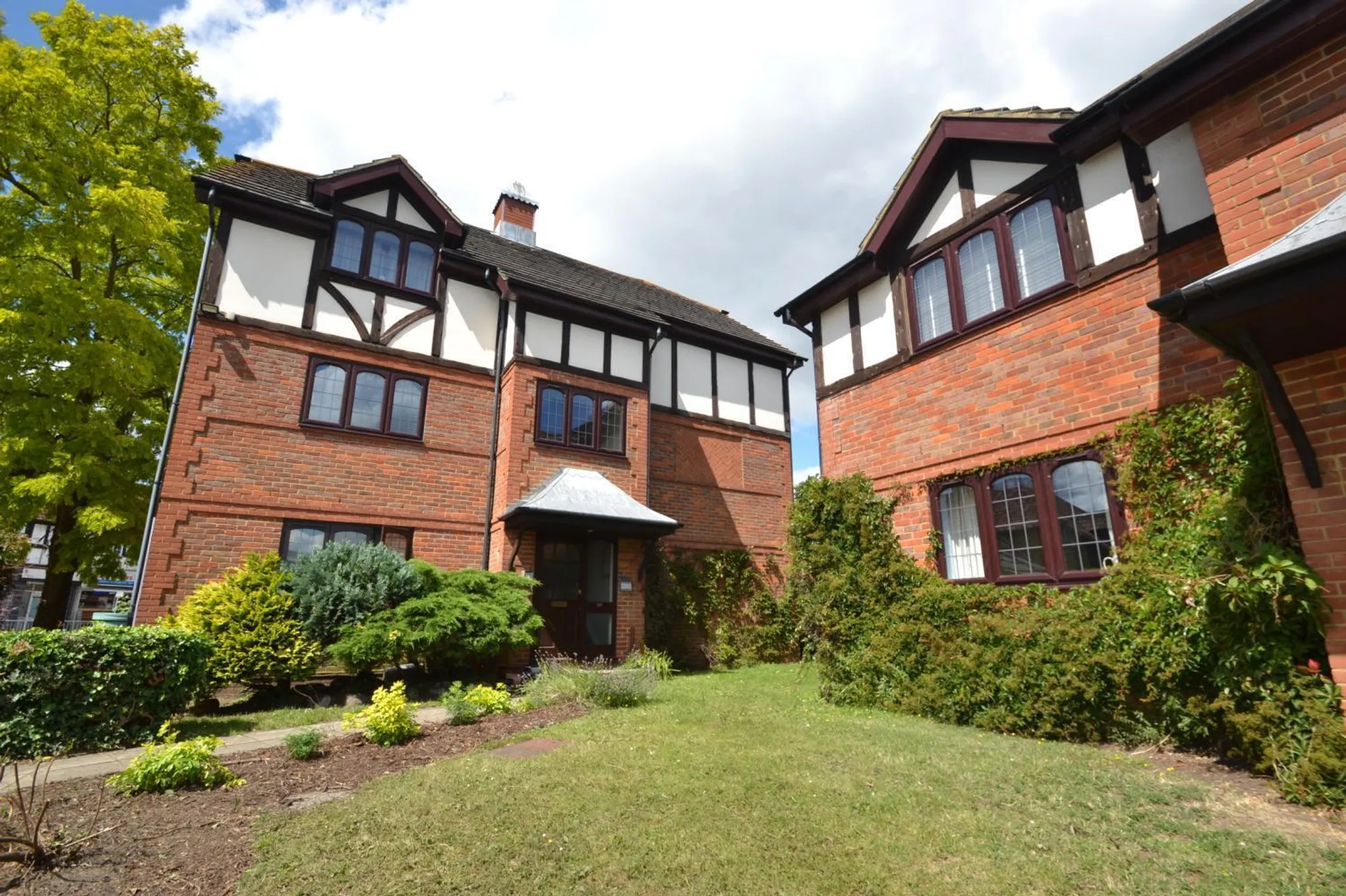 Flat Walton Road in Elmbridge