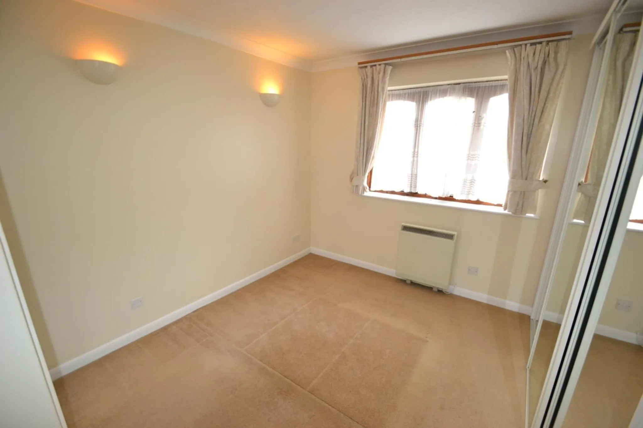 Flat Walton Road in Elmbridge
