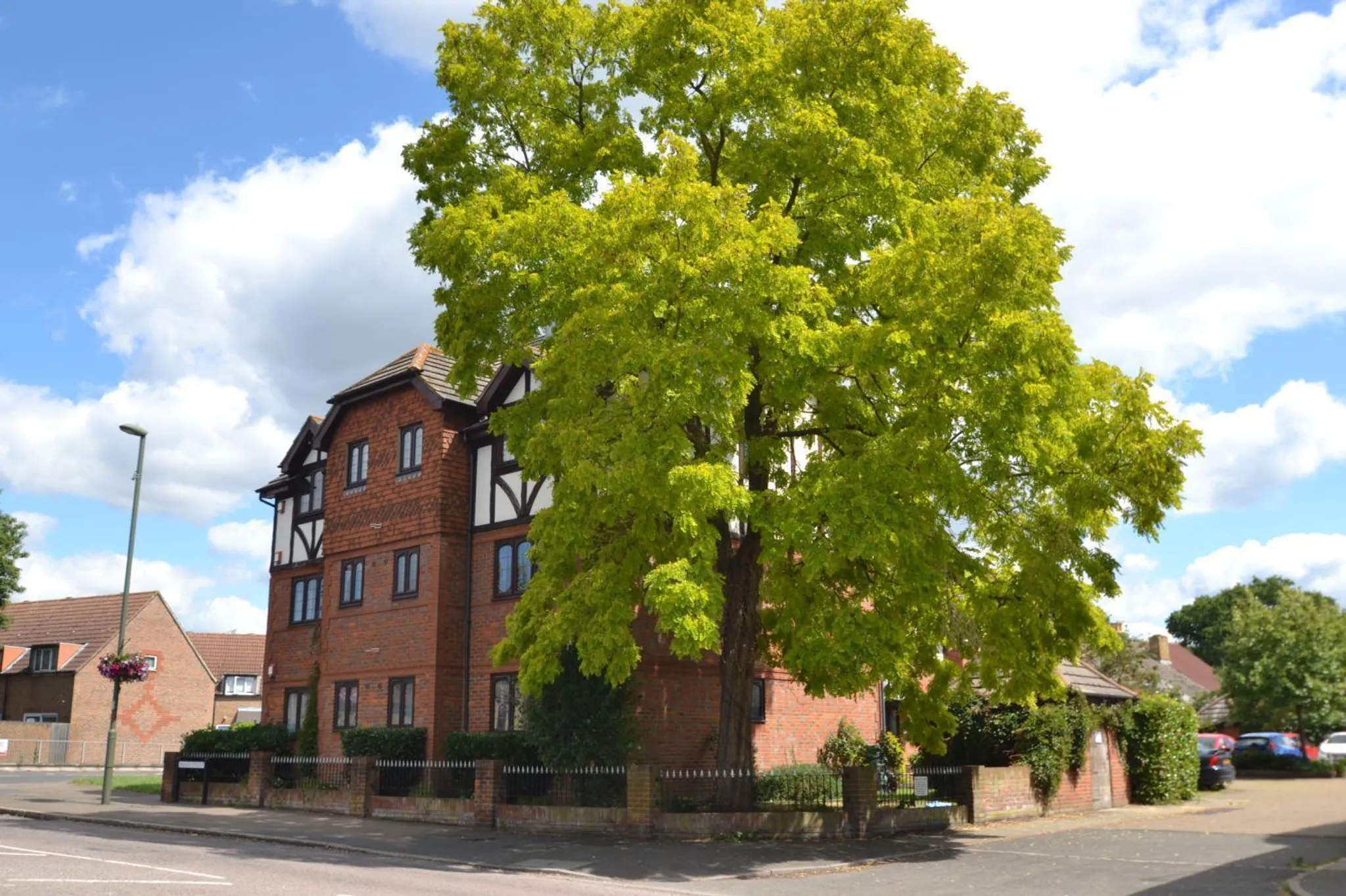 Flat Walton Road in Elmbridge