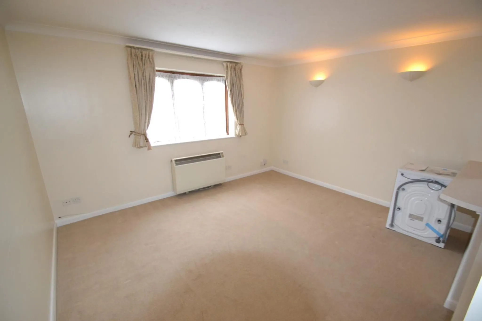Flat Walton Road in Elmbridge