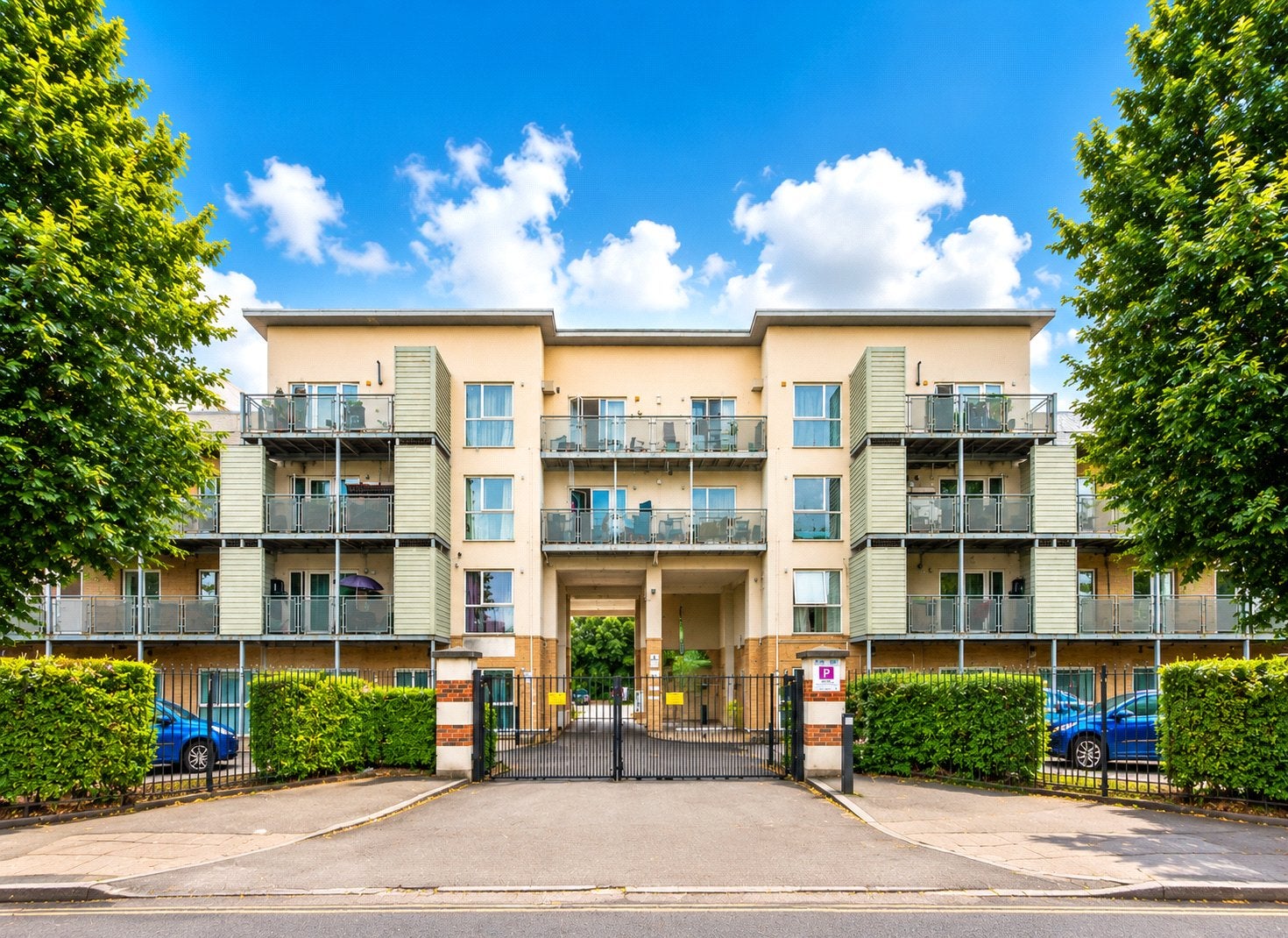 Flat Hibernia Road in Greater London