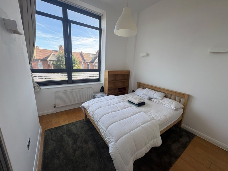 Room Larden Road in Greater London