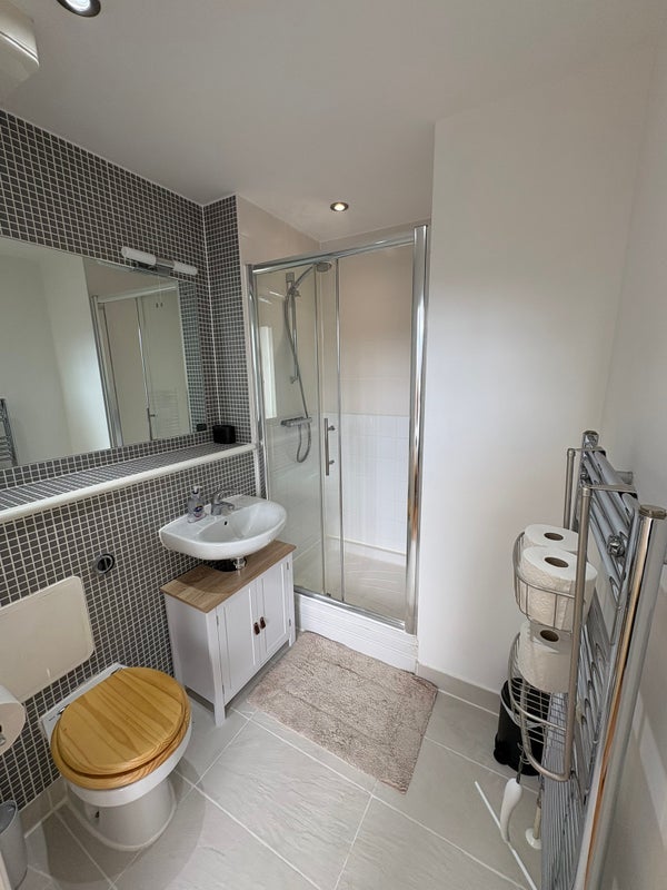 Room Larden Road in Greater London