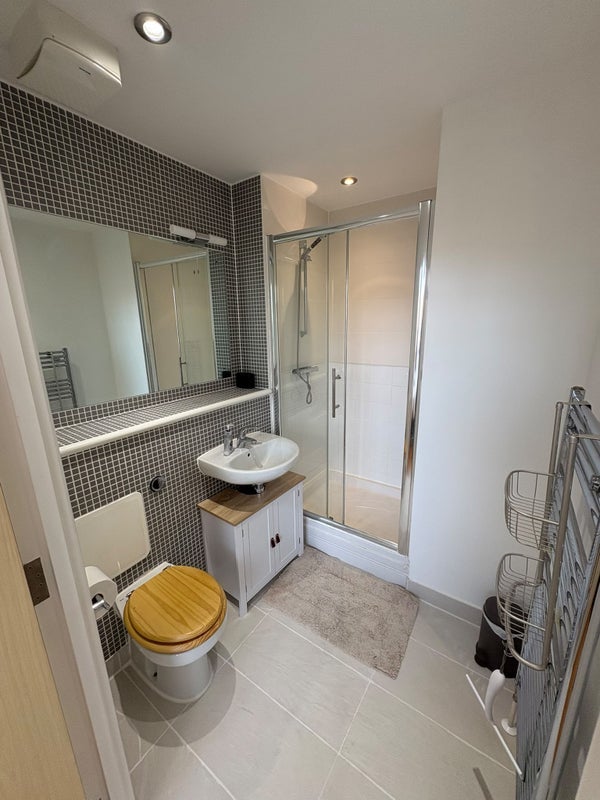 Room Larden Road in Greater London
