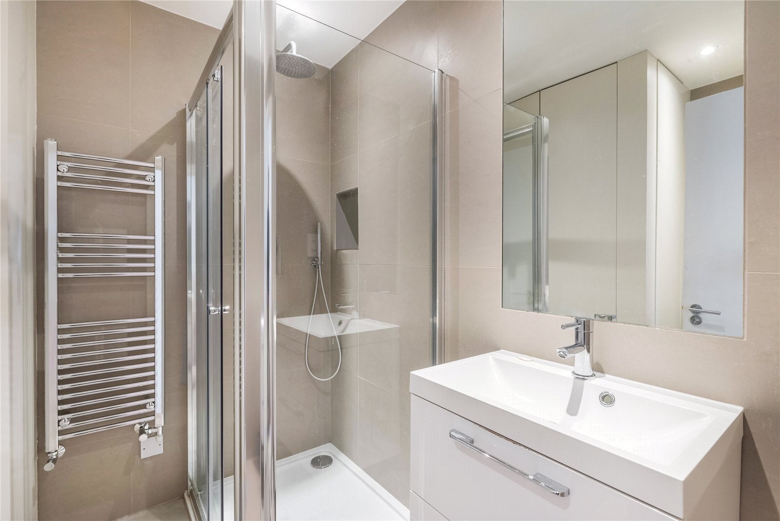 Flat Estcourt Road in Greater London