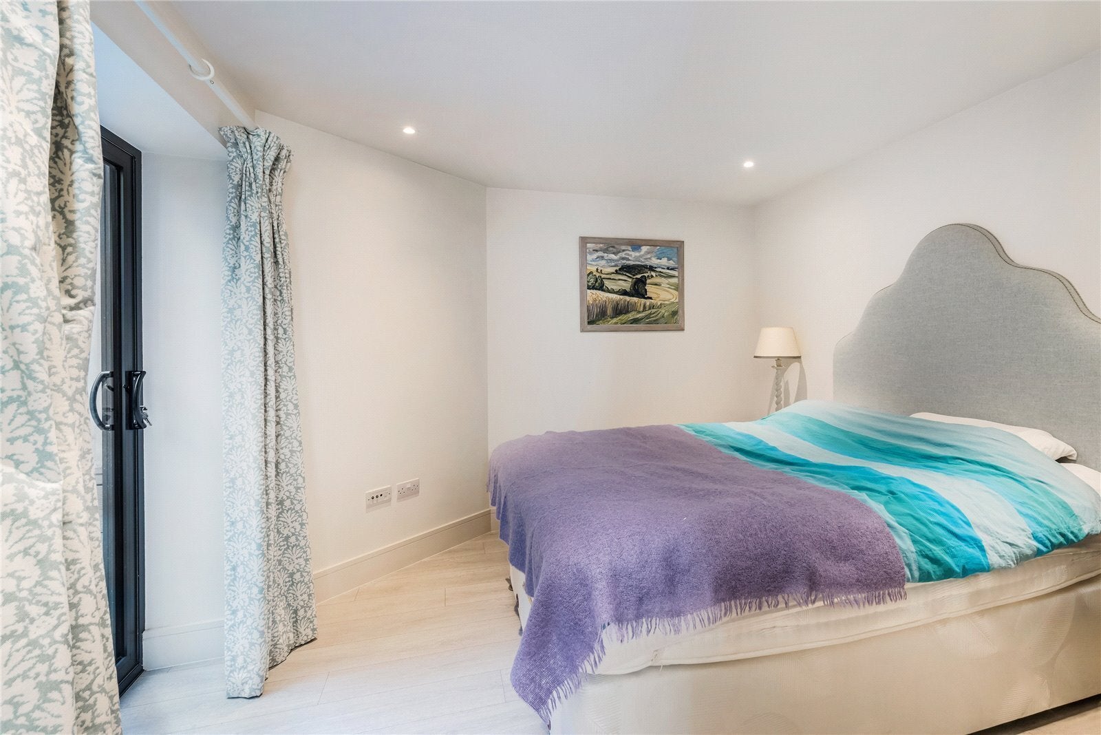 Flat Estcourt Road in Greater London