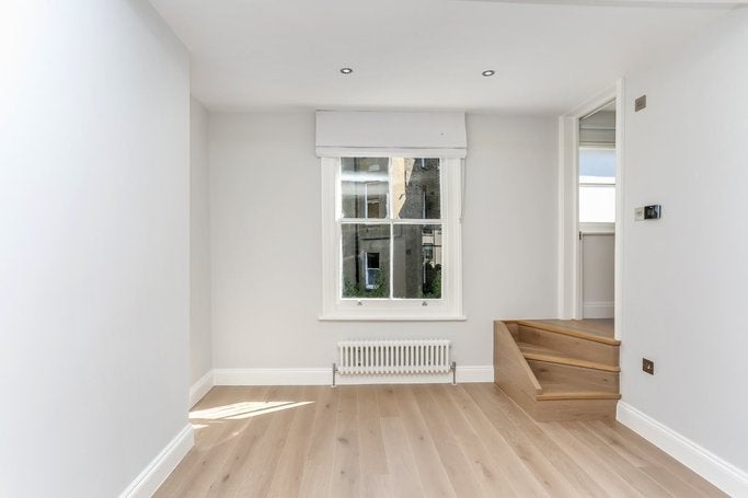 Flat Clarendon Road in Greater London