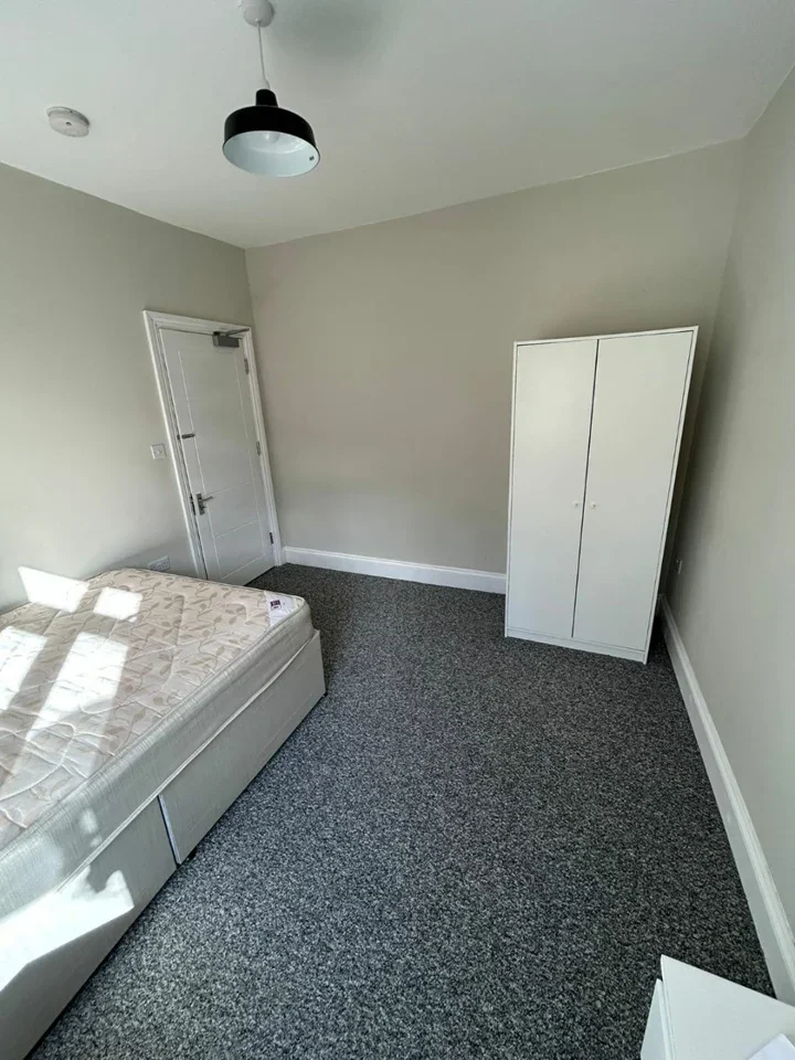 Room Quadrant Road in Greater London