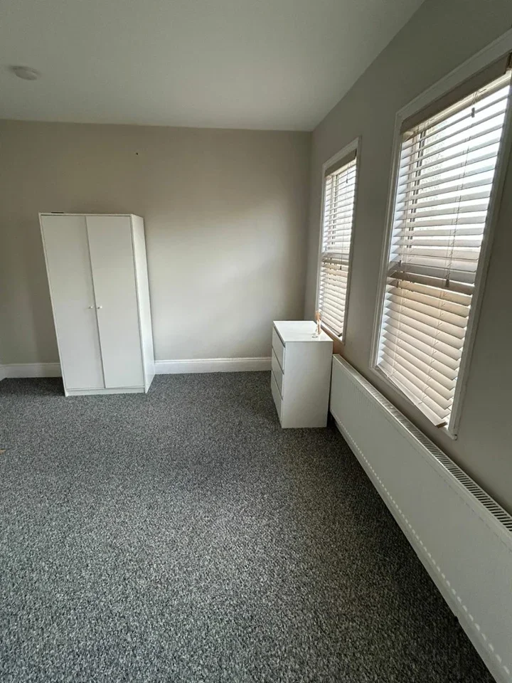 Room Quadrant Road in Greater London
