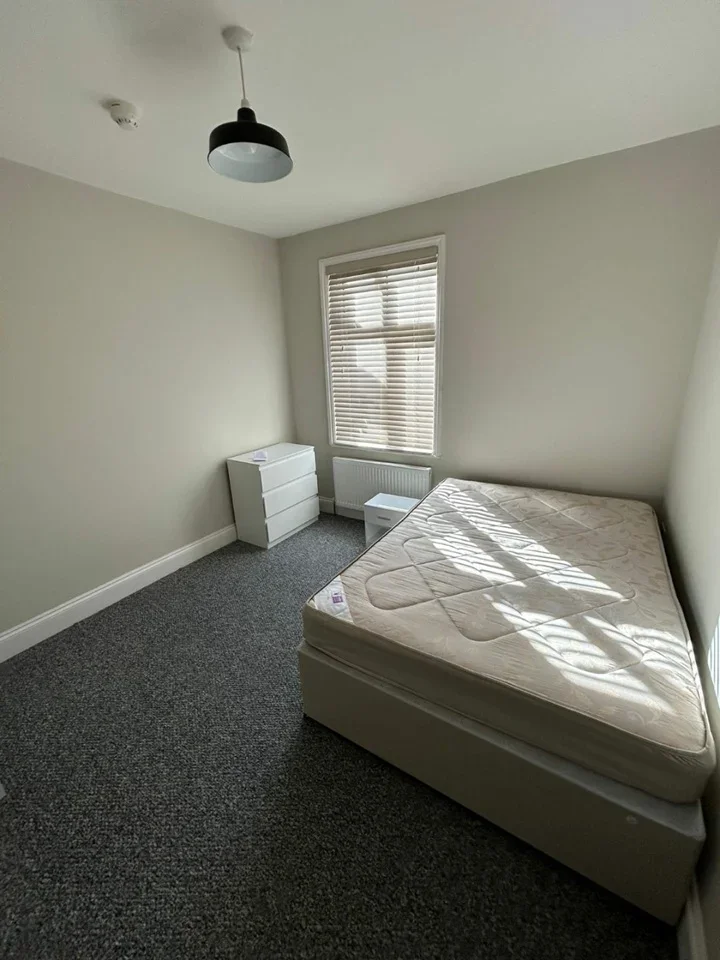 Room Quadrant Road in Greater London