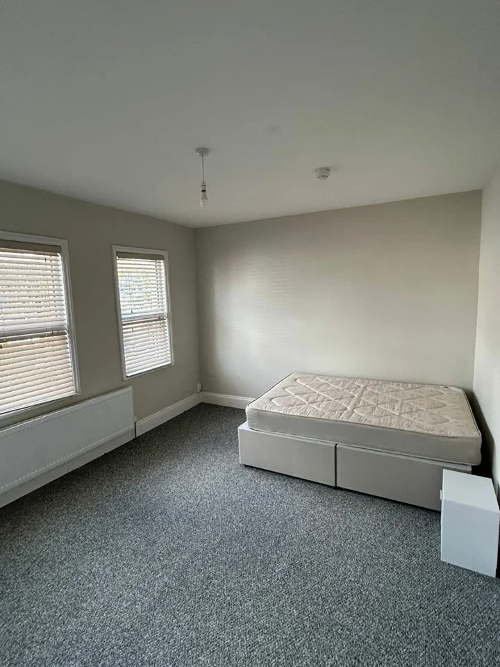 Room Quadrant Road in Greater London