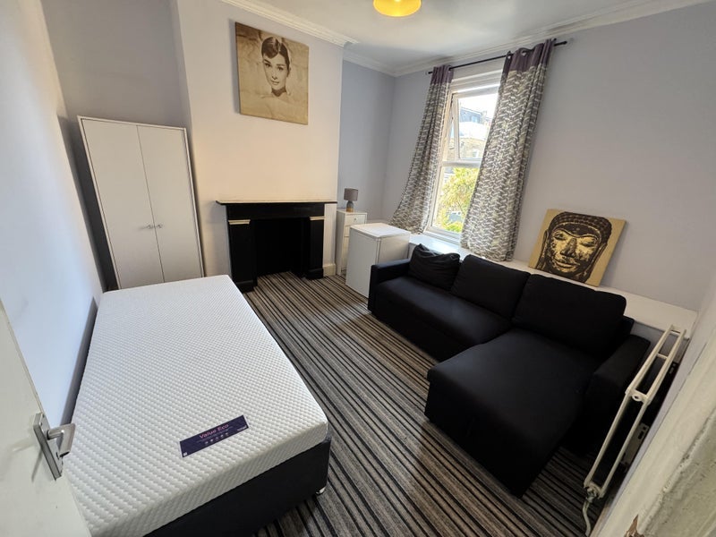 Room Fulham Road in Greater London
