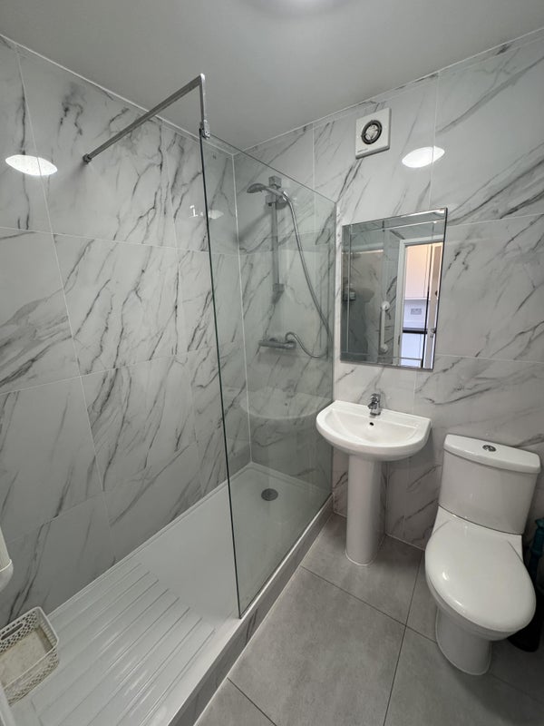 Room Fulham Road in Greater London