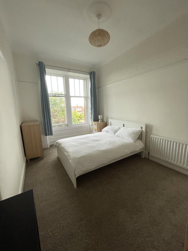 Room Edgehill Lane in Glasgow