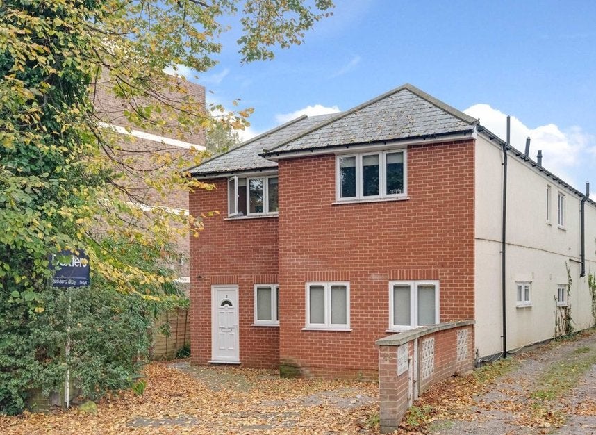 Flat Pinewood Grove in Greater London