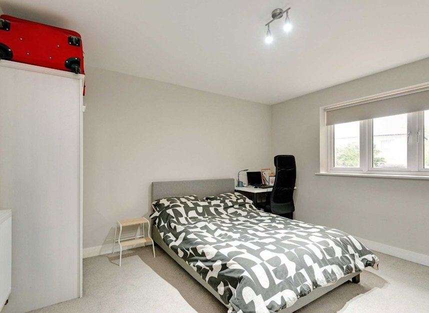 Flat Pinewood Grove in Greater London