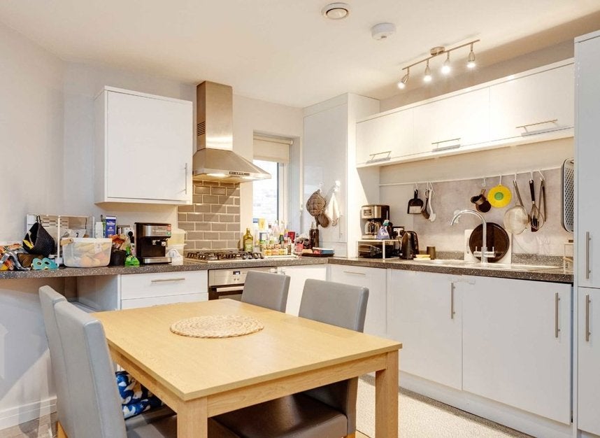 Flat Pinewood Grove in Greater London