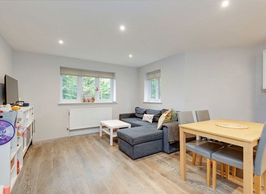 Flat Pinewood Grove in Greater London