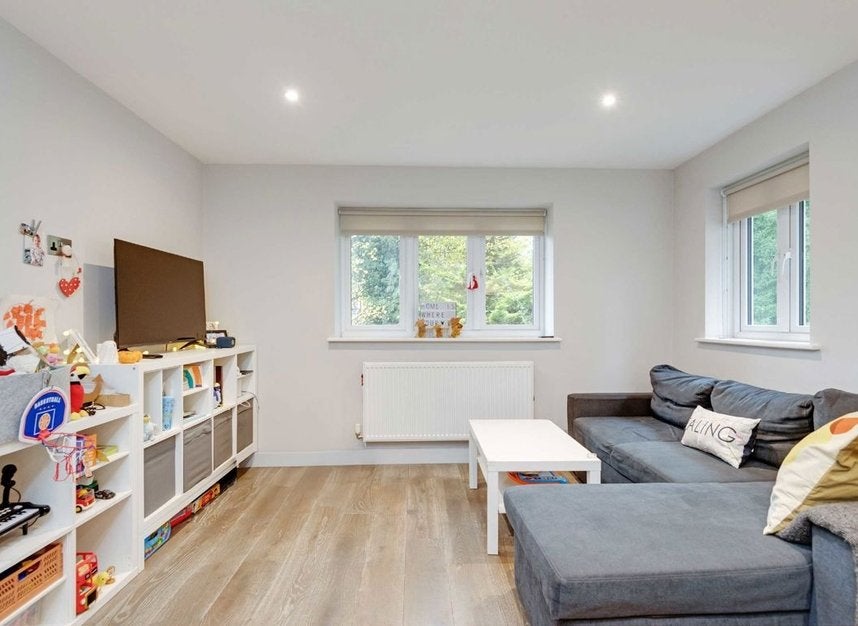 Flat Pinewood Grove in Greater London
