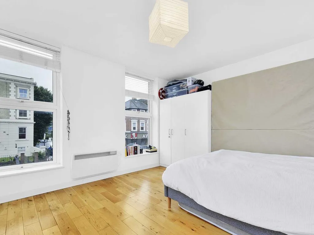 Flat Goldhawk Road in Greater London