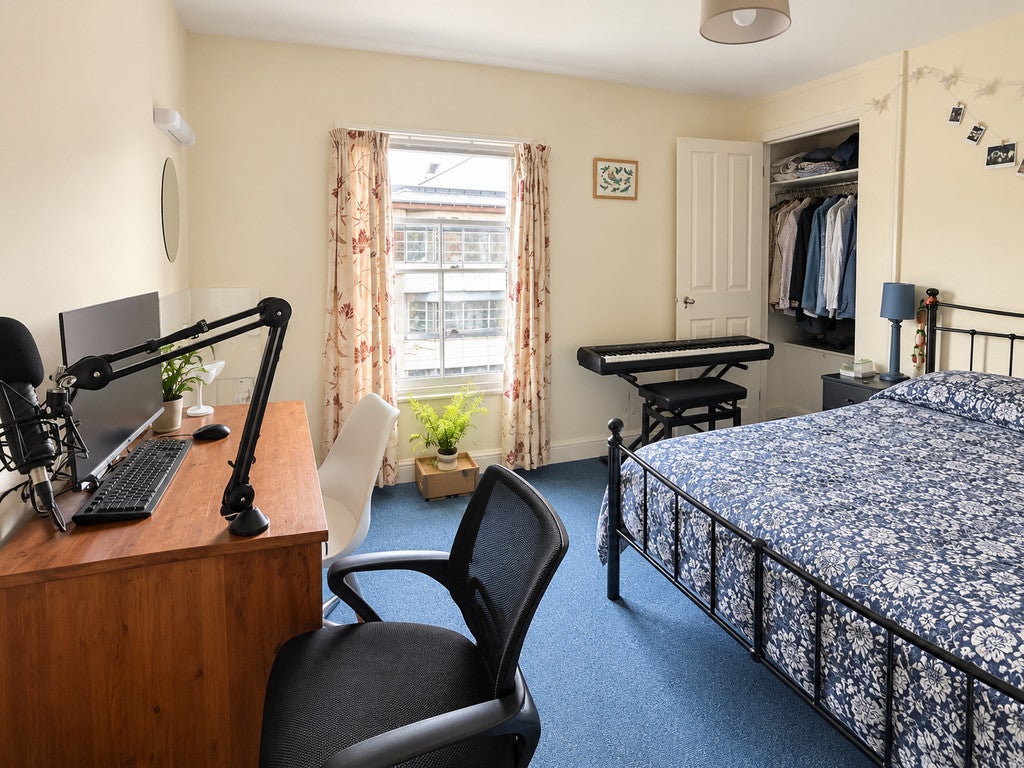Room Hills Road in Cambridge